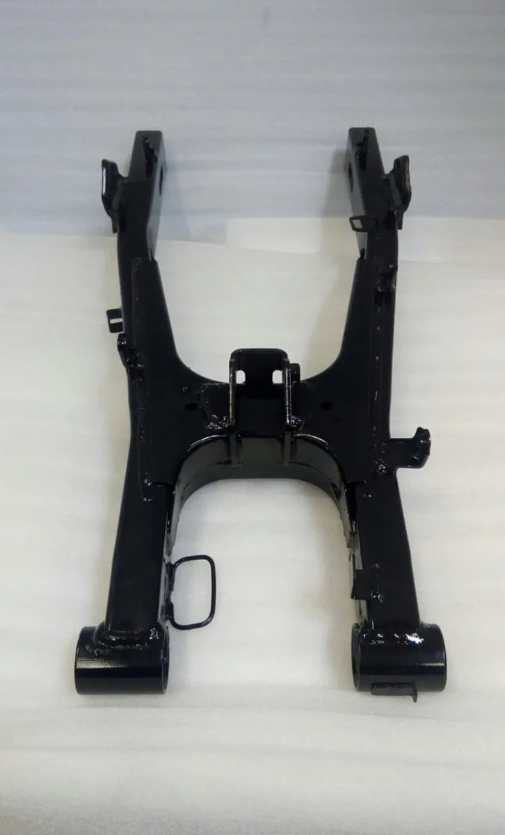 Tijera trasera o basculante original de acero para motocicleta Bajaj Discover 125 ST, código de repuesto JZ122001, color negro mate.